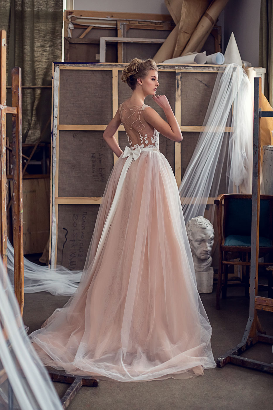 Свадебное платье со сьемной юбкой неоюычного цвета