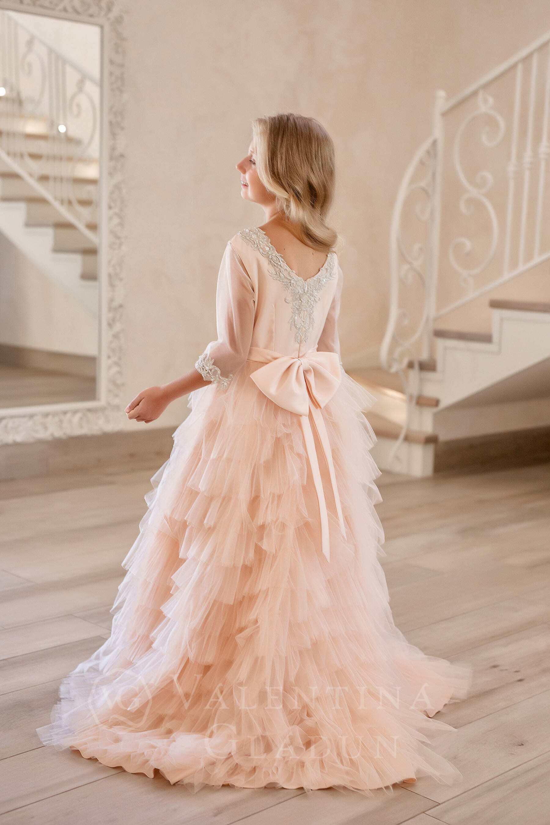 Нарядное платье на девочку в пудровом цвете Sansa