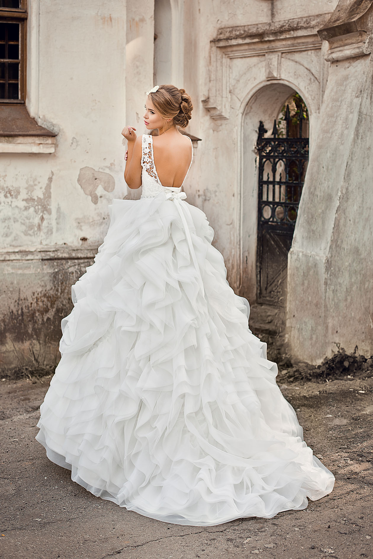 Роскошное свадебное платье с открытой спиной