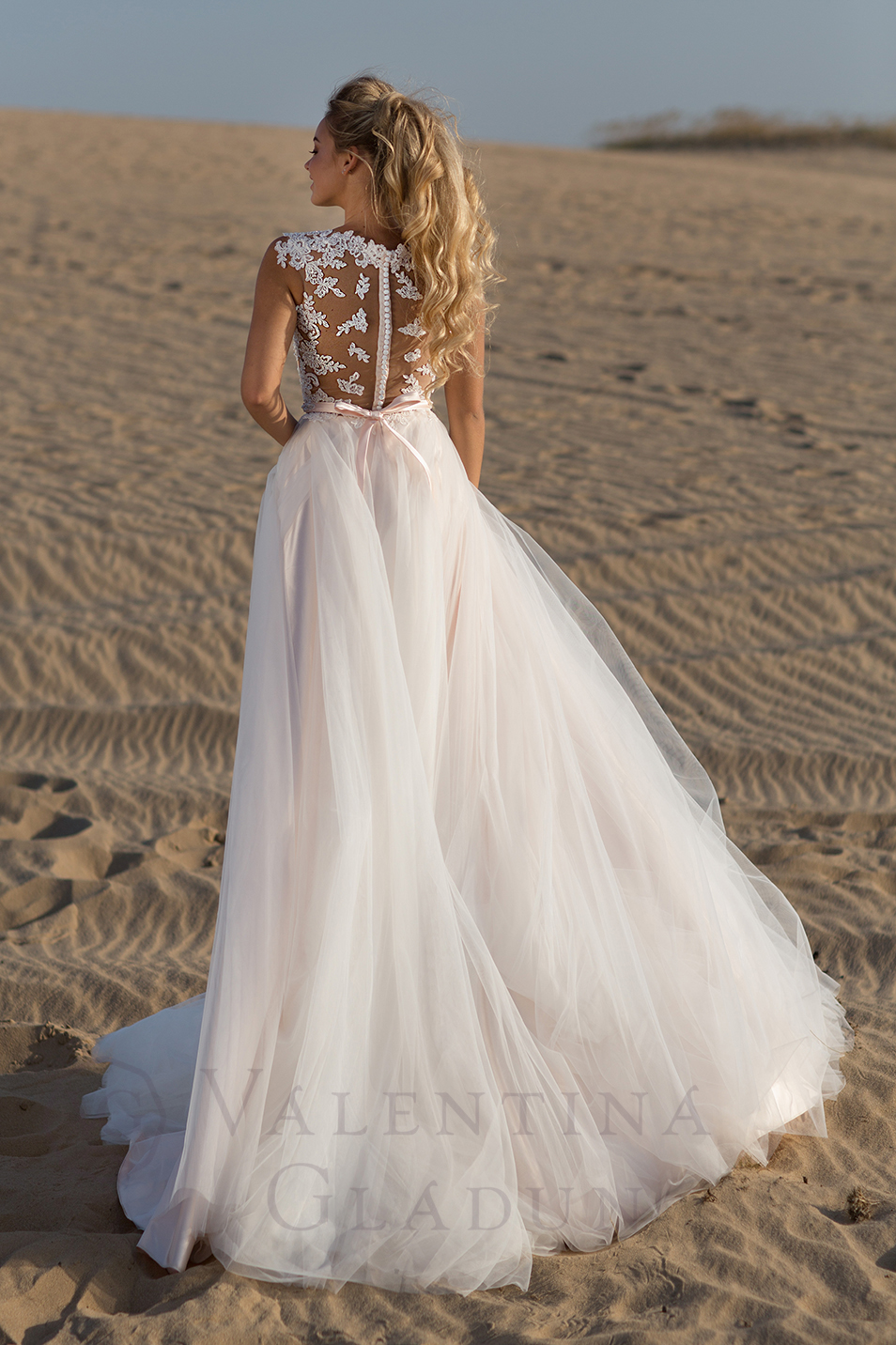 Свадебное платье с полупрозрачной спиной 