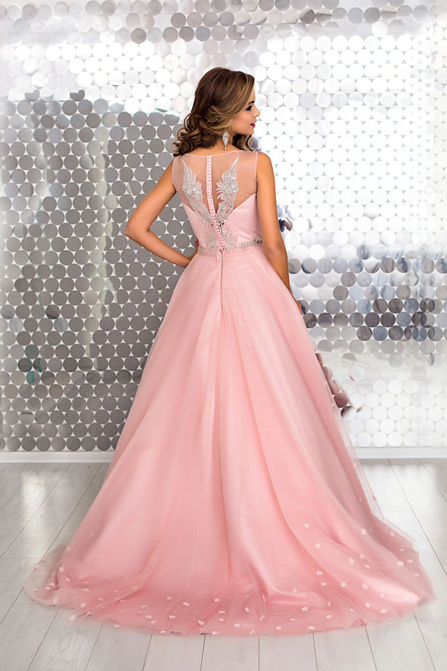 Длинное выпускное платье нежно-розового цвета