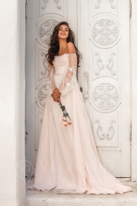 свадебное платье в стиле рустик Arnolfini со шлейфом