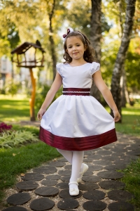 белое детское платье с красной лентой Эшлинн