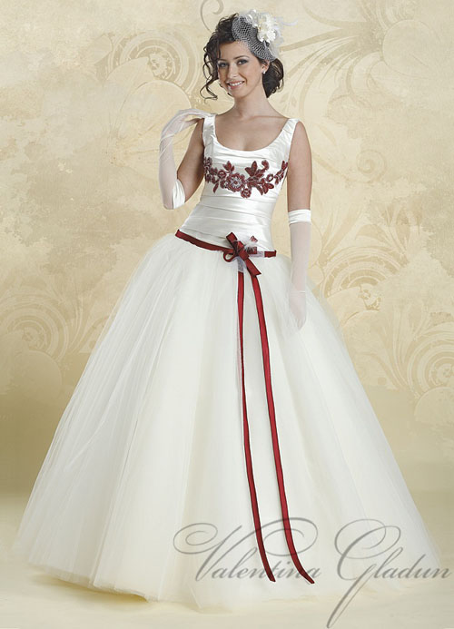 Свадебное платья с красной лентой